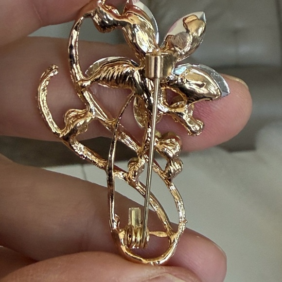 Elegant Pink and Gold Floral Brooch. - Picture 3 of 4